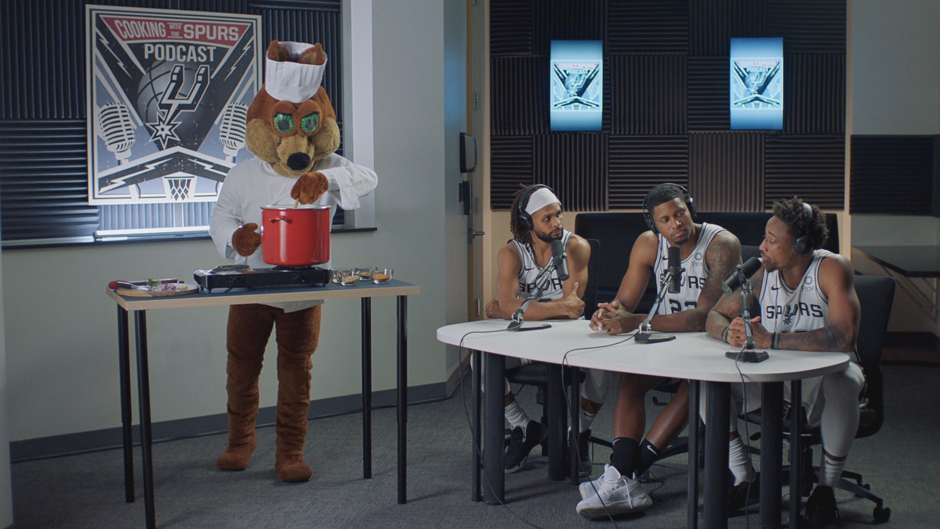 Video: Tim Duncan, Spurs stars show off comedic chops in H-E-B commercials  - Sports Illustrated